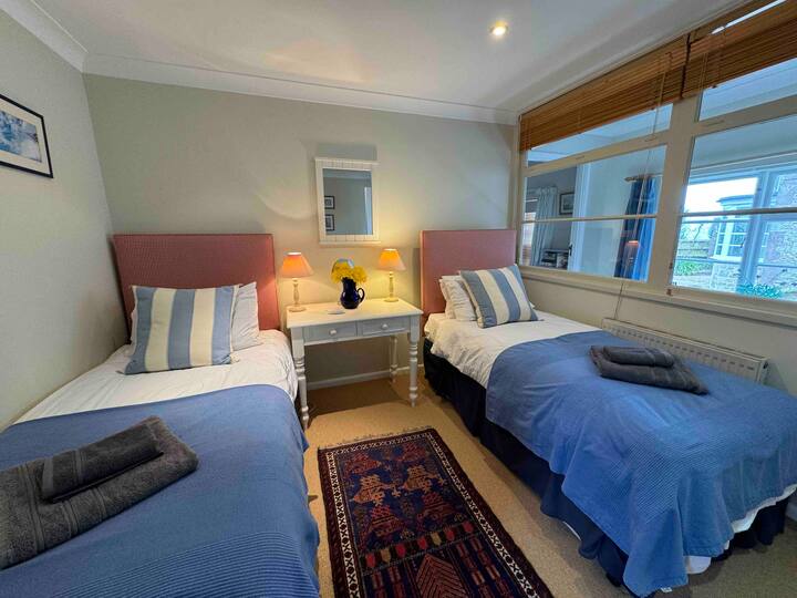 Bedroom 2, twin beds