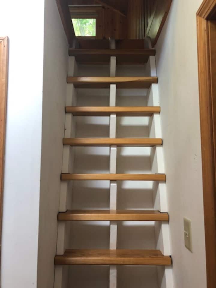 Schody do podkrovia, dvojičky a okno na jazero