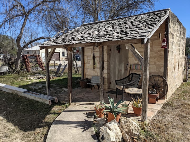 1850s-era Historic 1-room cabin (pet allowed)