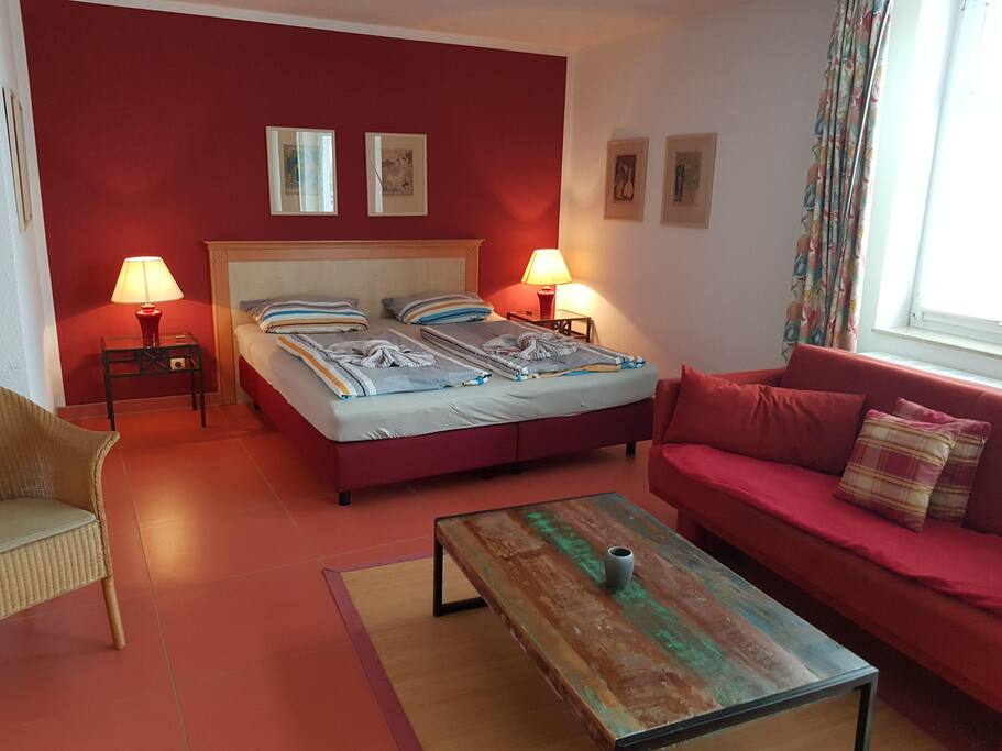 Einblick in das Wohn-Schlafzimmer