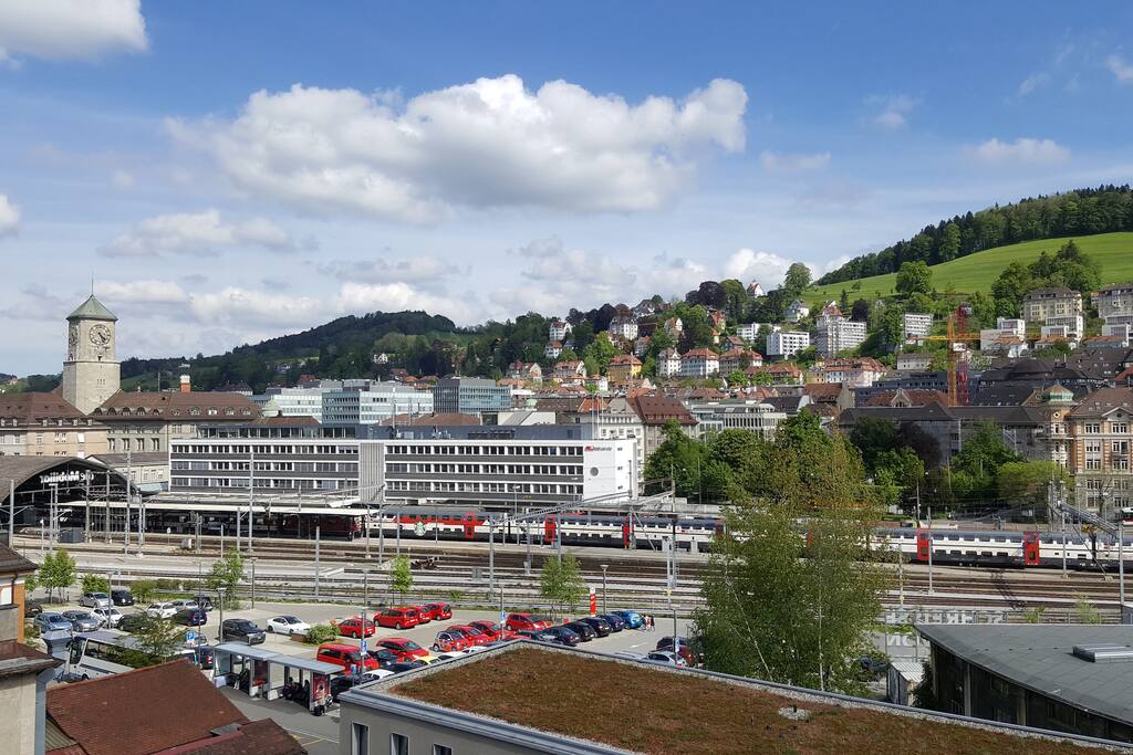 Bhf / train station (2 min.)