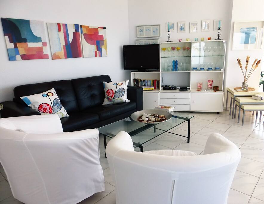 Vista interior del salón con una decoración acogedora, moderna y funcional.