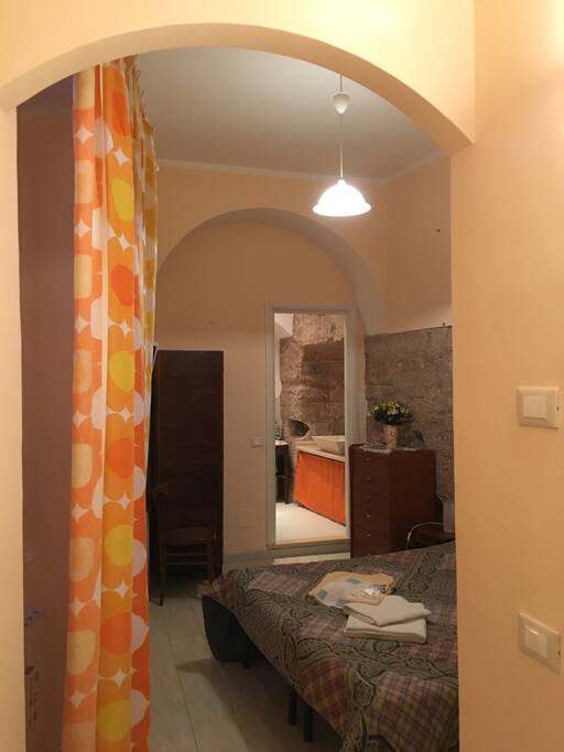 Scorcio camera da letto e bagno