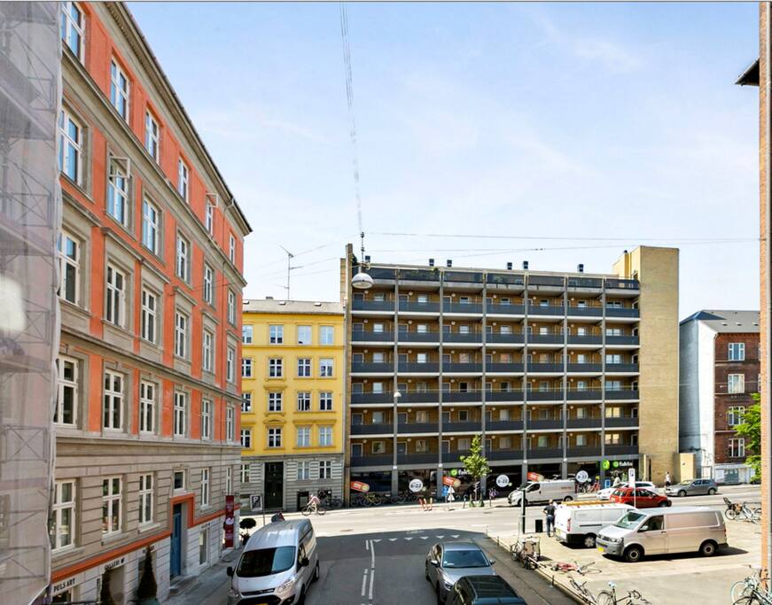 Bygningen set fra sidegade