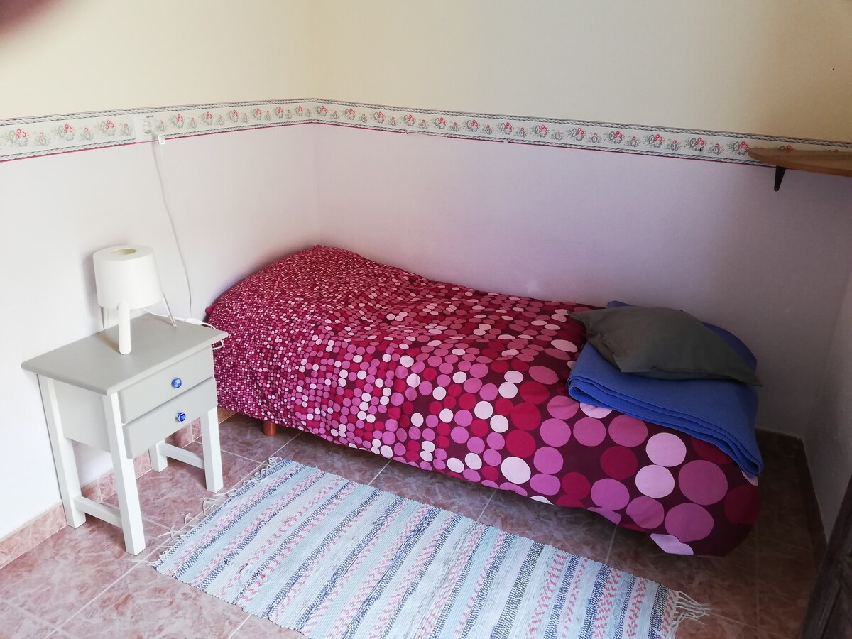 Chumba cha kulala cha mtu mmoja kilicho na roshani