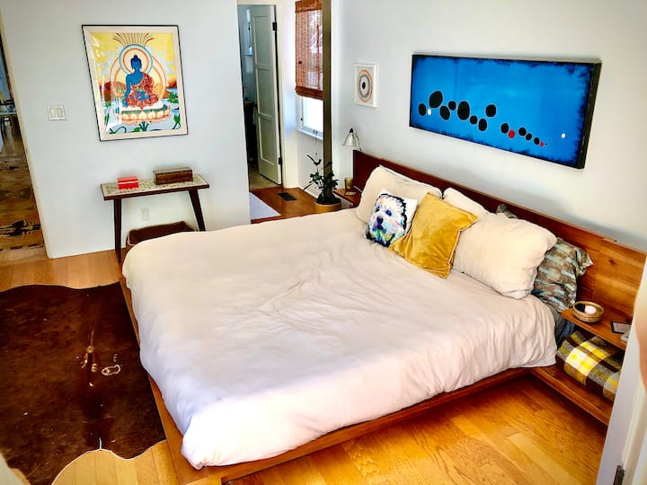 Მთავარი ფლიგელი. King bed w/ Casper მატრასი