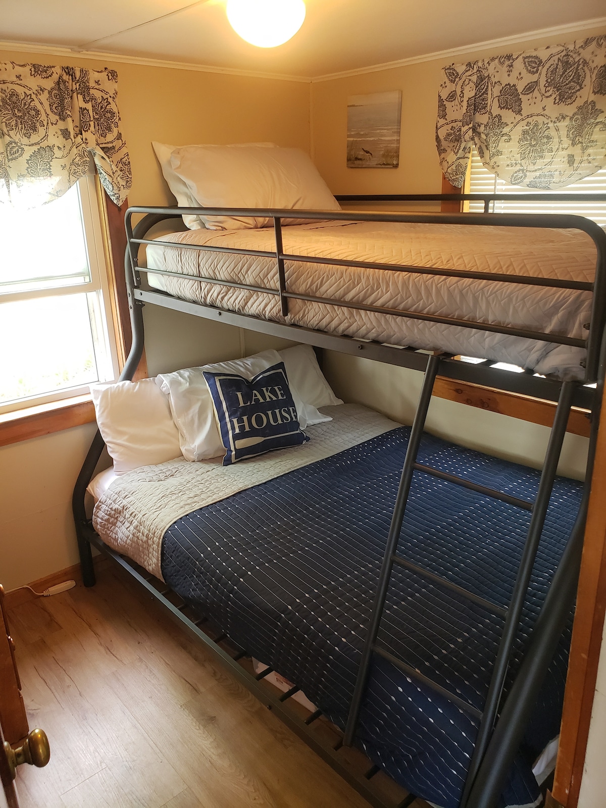 2e slaapkamer,  twee eenpersoonsbedden boven volledig bed