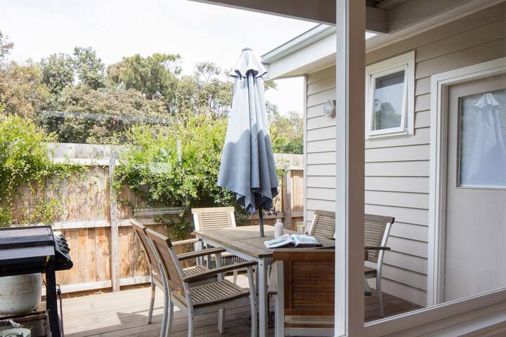 Two minutes to beach, river, cafes! gallery image 4