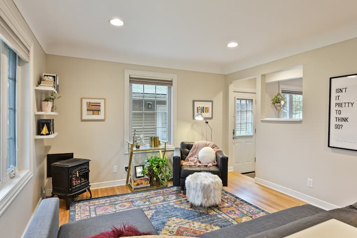 Cozy Cottage With Fireplace On Quiet Street - Minneapolis, MN