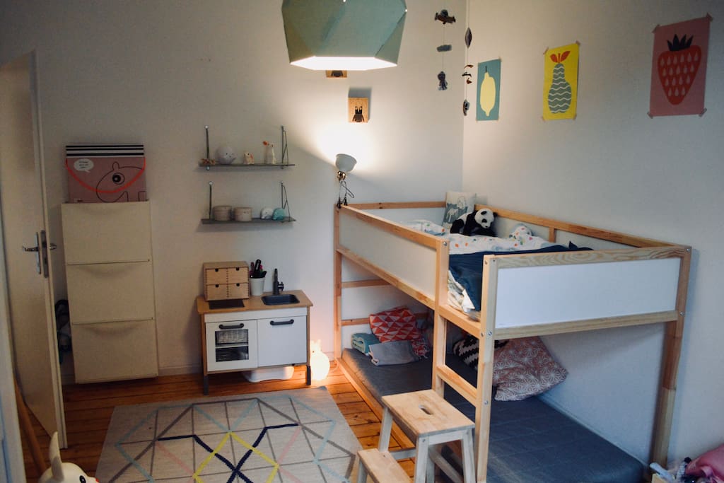 Kinderzimmer mit Kinderbett