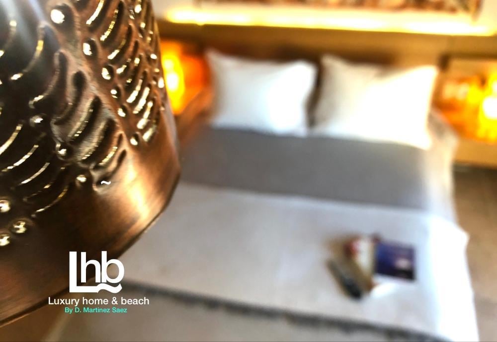 双人房配有内置衣柜、衣架、立式镜子、电视和户外露台，可欣赏美景，设有中央空调和热泵、遮光窗帘。