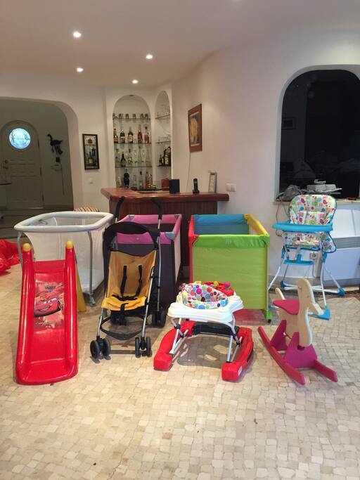 Pour bébés- parc, chaise haute,poussette, 2 lits pliants, etc