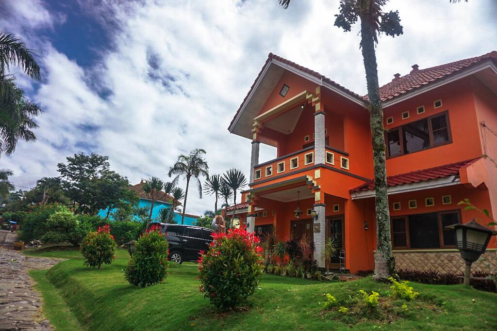 Halaman depan villa juga dilengkapi dengan lahan parkir untuk kendaraan pengunjung. Selain itu halaman depan villa yang luas bisa dijadikan tempat bermain anak ataupun sekadar menikmati hangatnya mentari pagi sambil membaca buku dan bersantai.