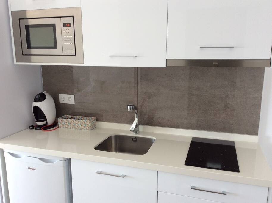 Cocina con microondas y placa inducción