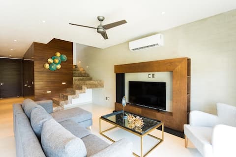 Fabulous Luxury 5 Bedroom Home with Golf and Beach