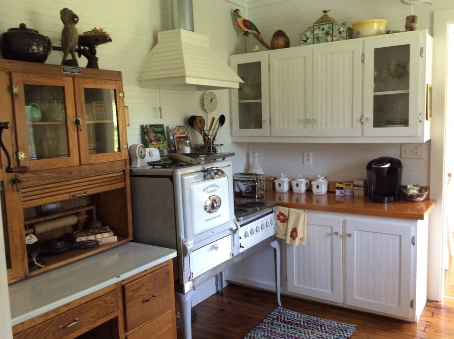 Antique kitchen. Fully equipped with everything you could need.