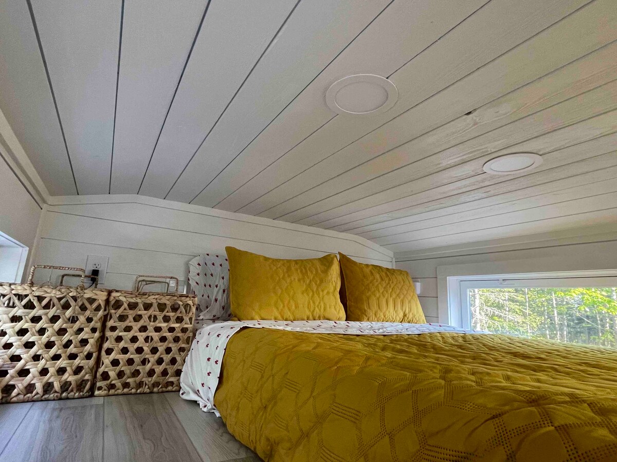 ห้องใต้หลังคาสำหรับผู้เข้าพักพร้อมเตียงควีนไซส์และตะกร้าเก็บเสื้อผ้า