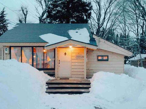 Limited to one group per day, Mökki, a small cottage with a garden by the creek