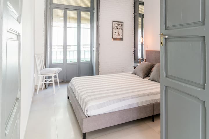 M House Loft with Terrace Close to Port, Beach and Subway gallery image 3