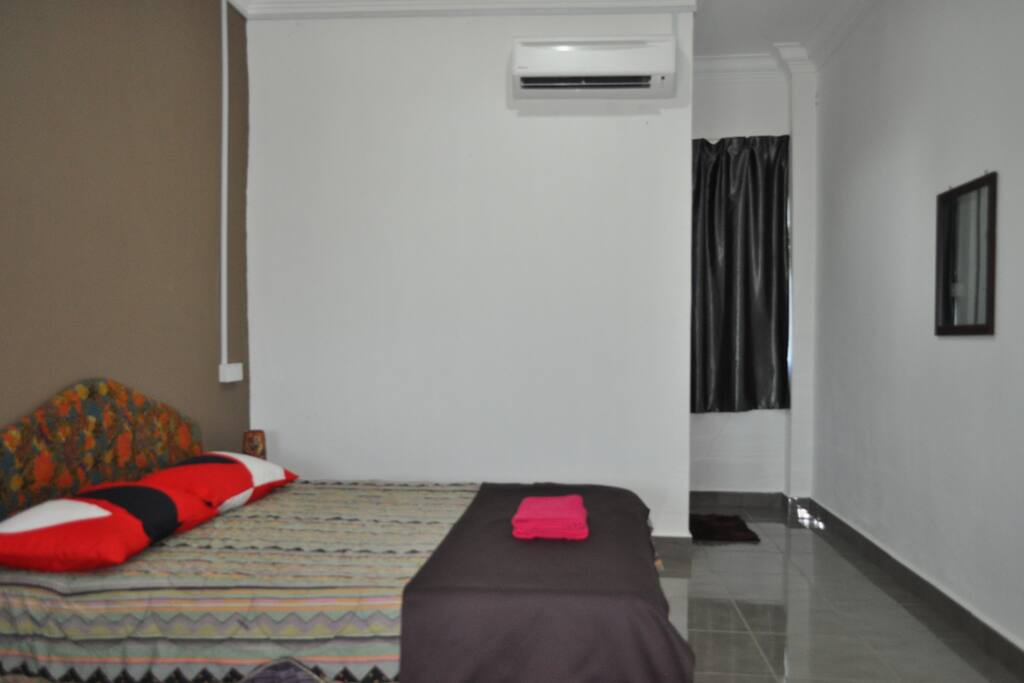 Room 1
1 Queen bed
RM100