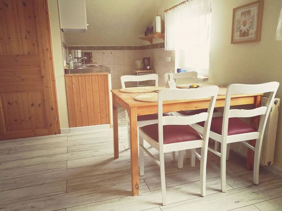 Unser helles Esszimmer mit Küche hat alles, was man für einen entspannten Urlaub braucht.