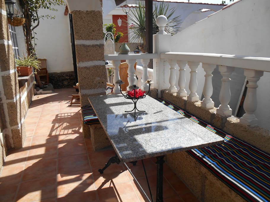 La terrasse avec son véritable barbecue