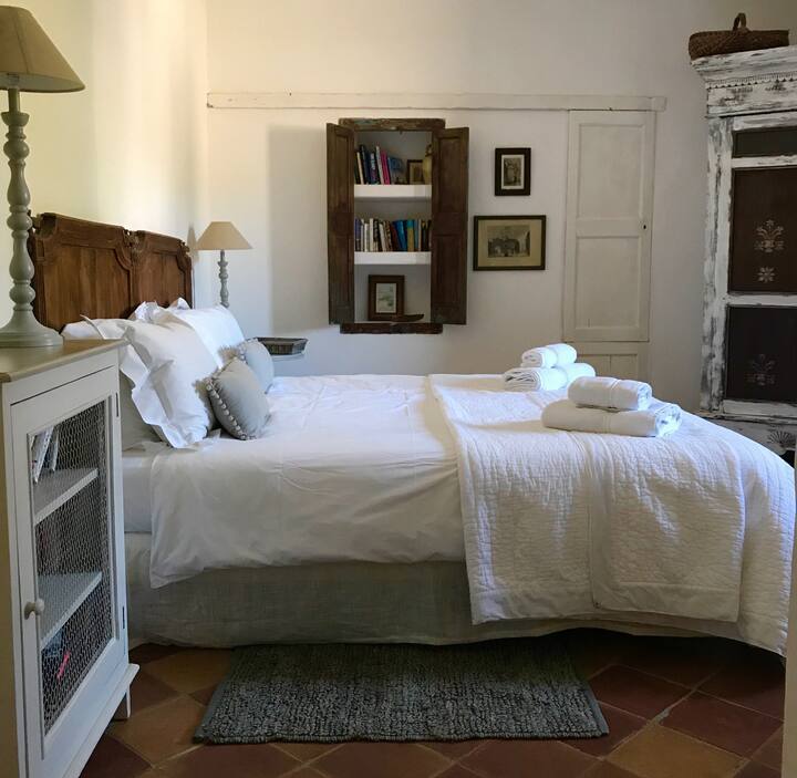 El dormitorio tiene la opción de una cama tamaño king o 2 camas individuales.