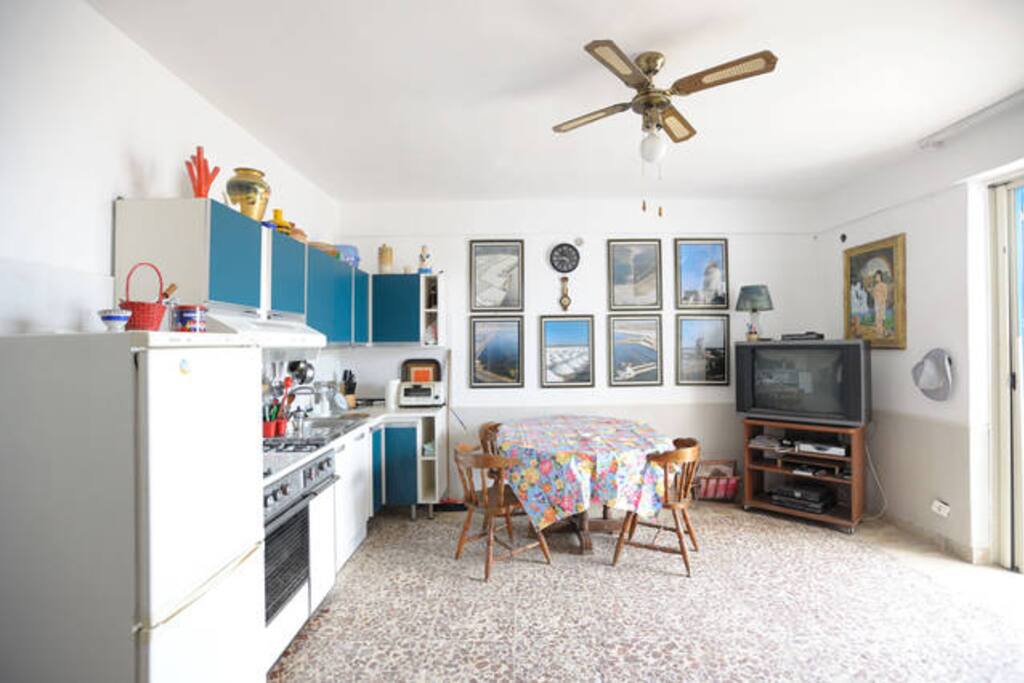 soggiorno cucina con tv satellitare