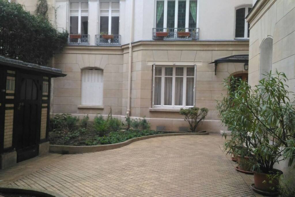 cours intérieure, local vélo et poubelle à gauche, notre porte d entrée au fond , porte de droite