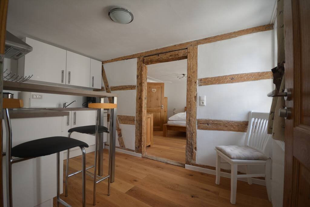 Küche mit Theke und Essecke