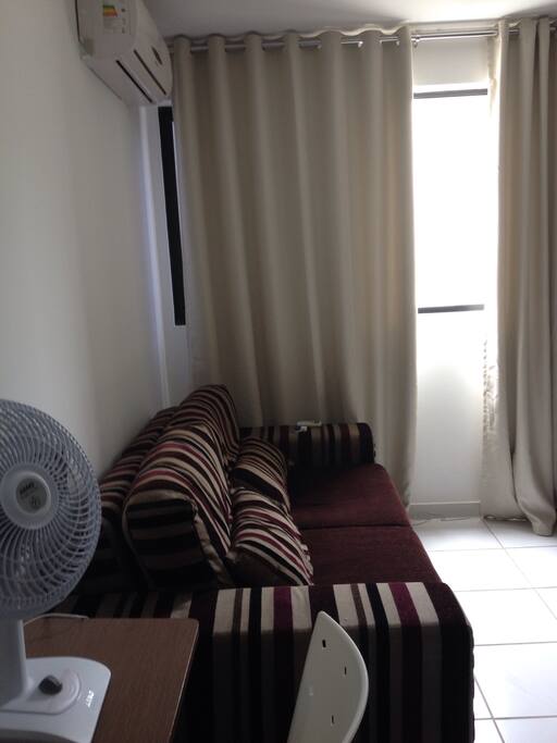Sala com sofá retrátil