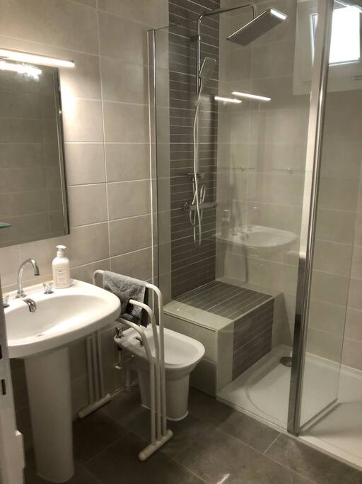 Salle de douche refaite à neuf a disposition échantillon de gel douche et shampoing