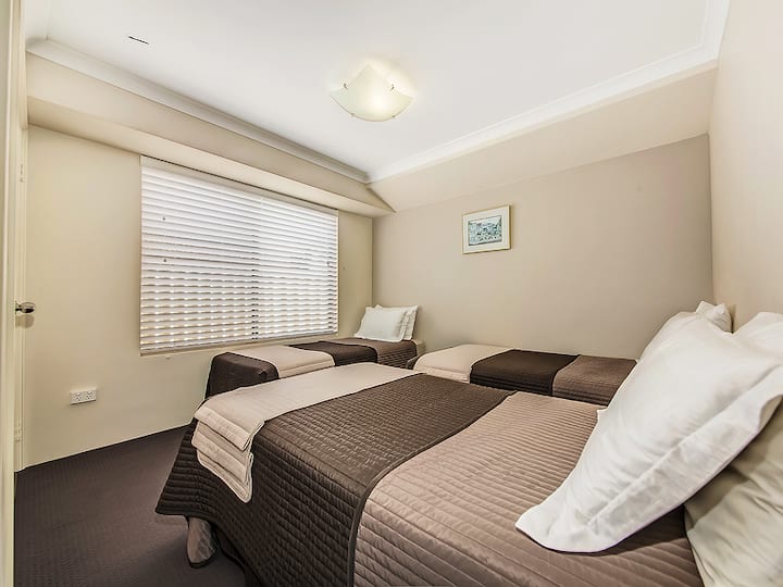 Სამადგილიანი საძინებელი დამატებითი საწოლის გამოყენების შემთხვევაში