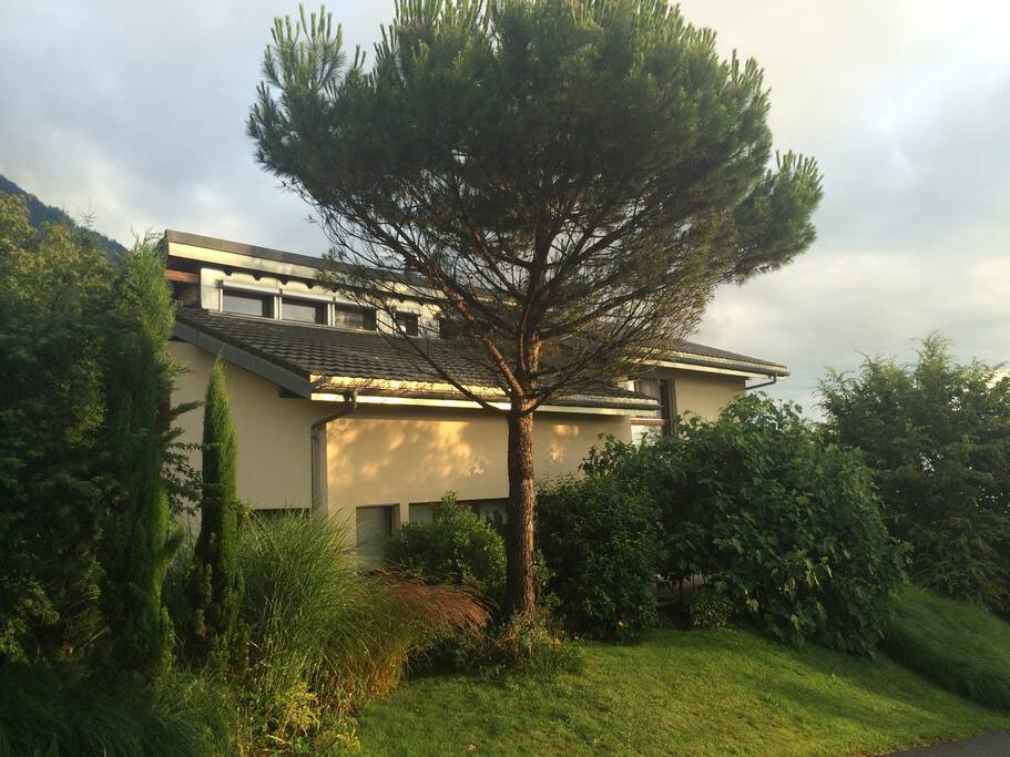 Chambre dans cadre de verdure à proximité du Lac Geneva, de Montreux et de Lausanne