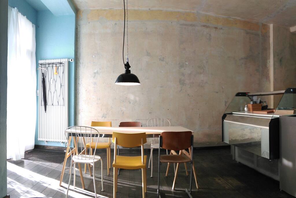 Der Wohnraum. Mit Essbereich..
(Living room. With dining area..)