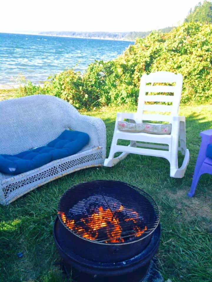 Beachfront cozy house quiet kayaks dogs fire pit Houses for Rent in Freeland, Washington