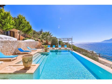 Waterfront Panoramic Villa: Sea, Sun, and Service