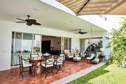 Beautiful spacious house 3 blocks from the beach