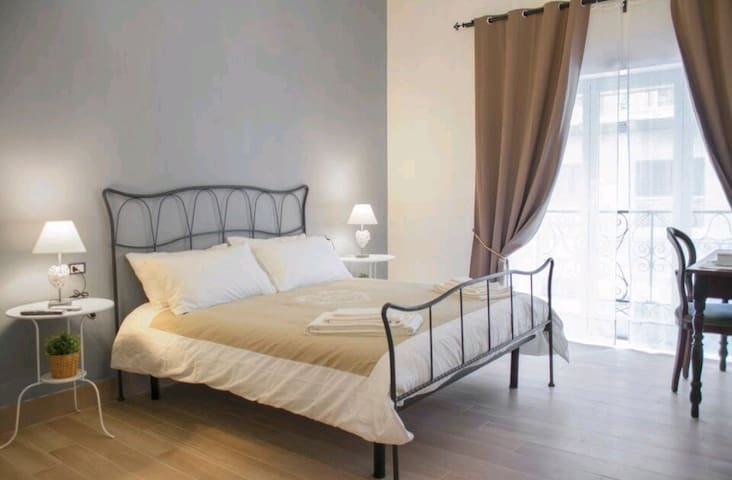 3 large bedrooms in the historic center of Naples