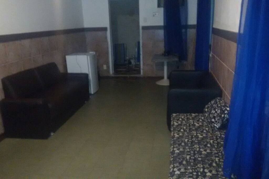 possui frigobar e microondas