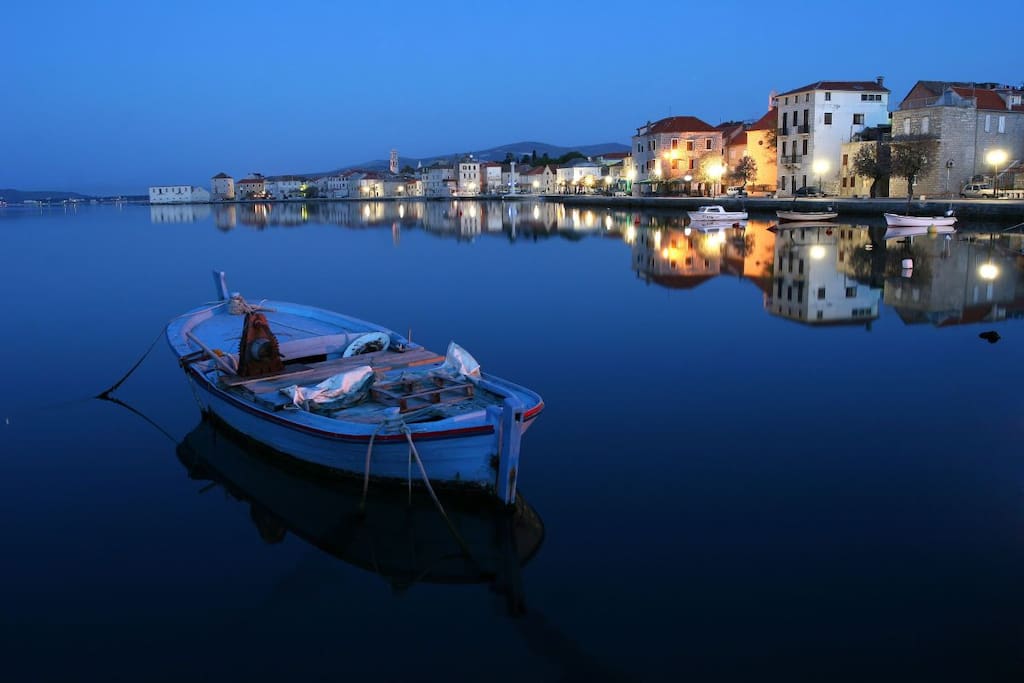 Kaštela at night