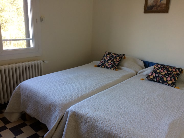 חדר שינה מס '3 קומה 1, שתי מיטות יחיד.  