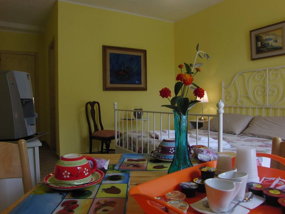 Angolo colazione interno alla camera