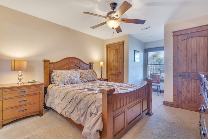 ★ Queen Sized Bedroom upstairs - mountain and golf course view ★