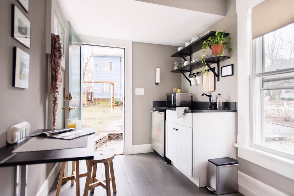Eat in kitchenette with view to backyard