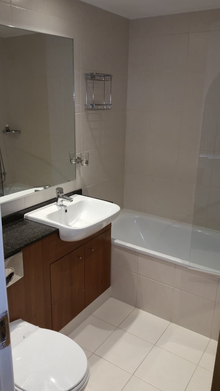 Quality 2 bedroom 2 bath apartment, Waterford City