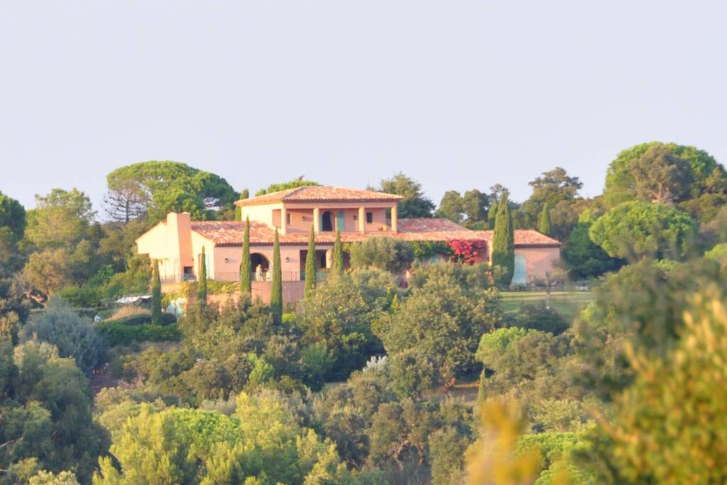 bastide provençale dans 1 hectare de parc, en pleine nature
