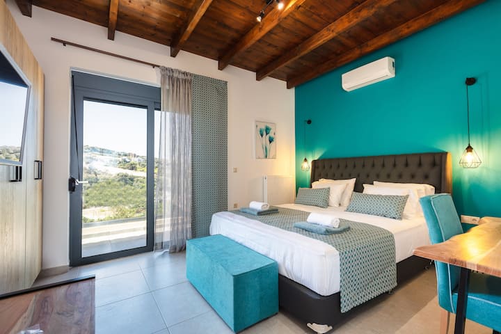 Dormitorio de lujo con cama tamaño king y ropa de cama pura. 