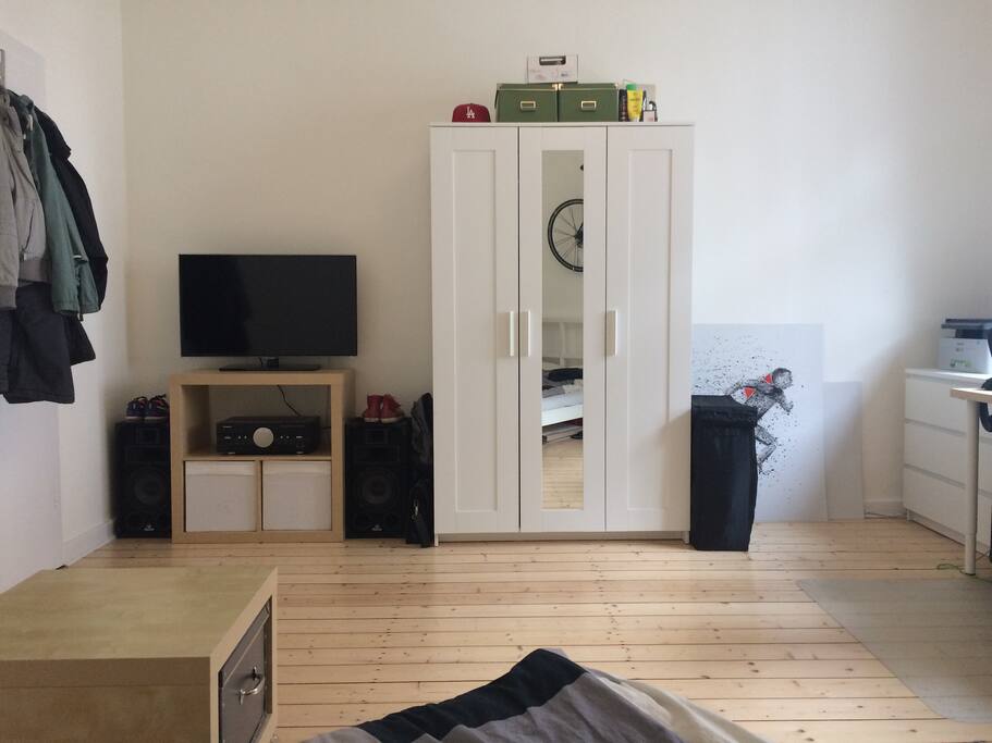 TV + Kleiderschrank