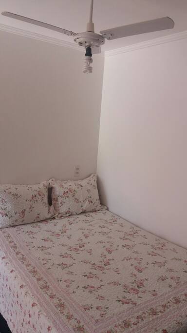 Cama de casal. Ventilador de teto